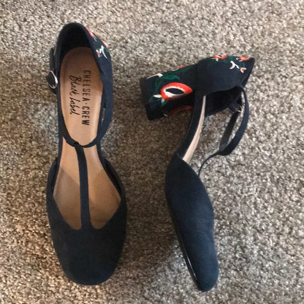 T strap pumps with unique stitching